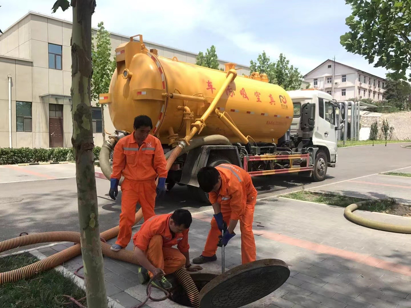 浔阳管道疏通车停在窨井附近