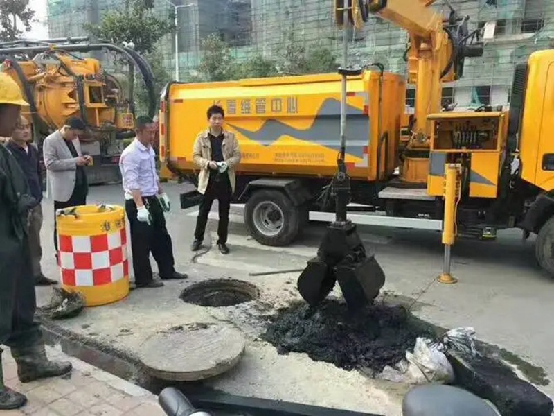 浔阳街道：网格员化身“清道夫”，为民解忧疏通“堵心”化粪池