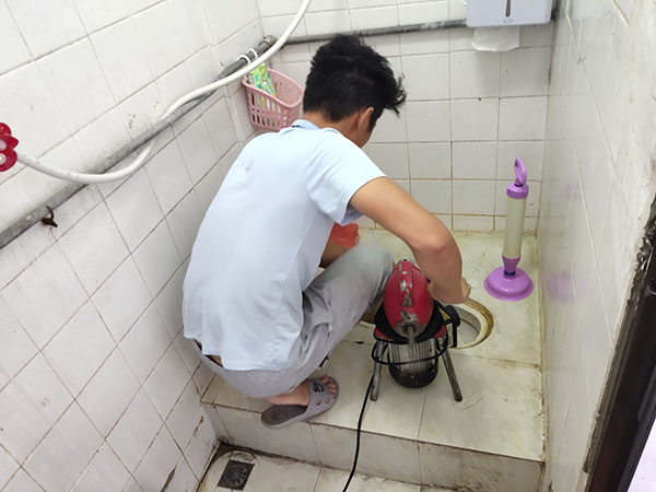 浔阳肥皂掉到马桶里把马桶堵住了怎么办？马桶堵住了怎么办