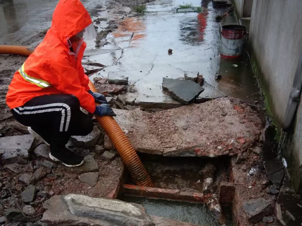 浔阳专业清理污水池 炜誉市政以规范流程守护城市 “肠道”